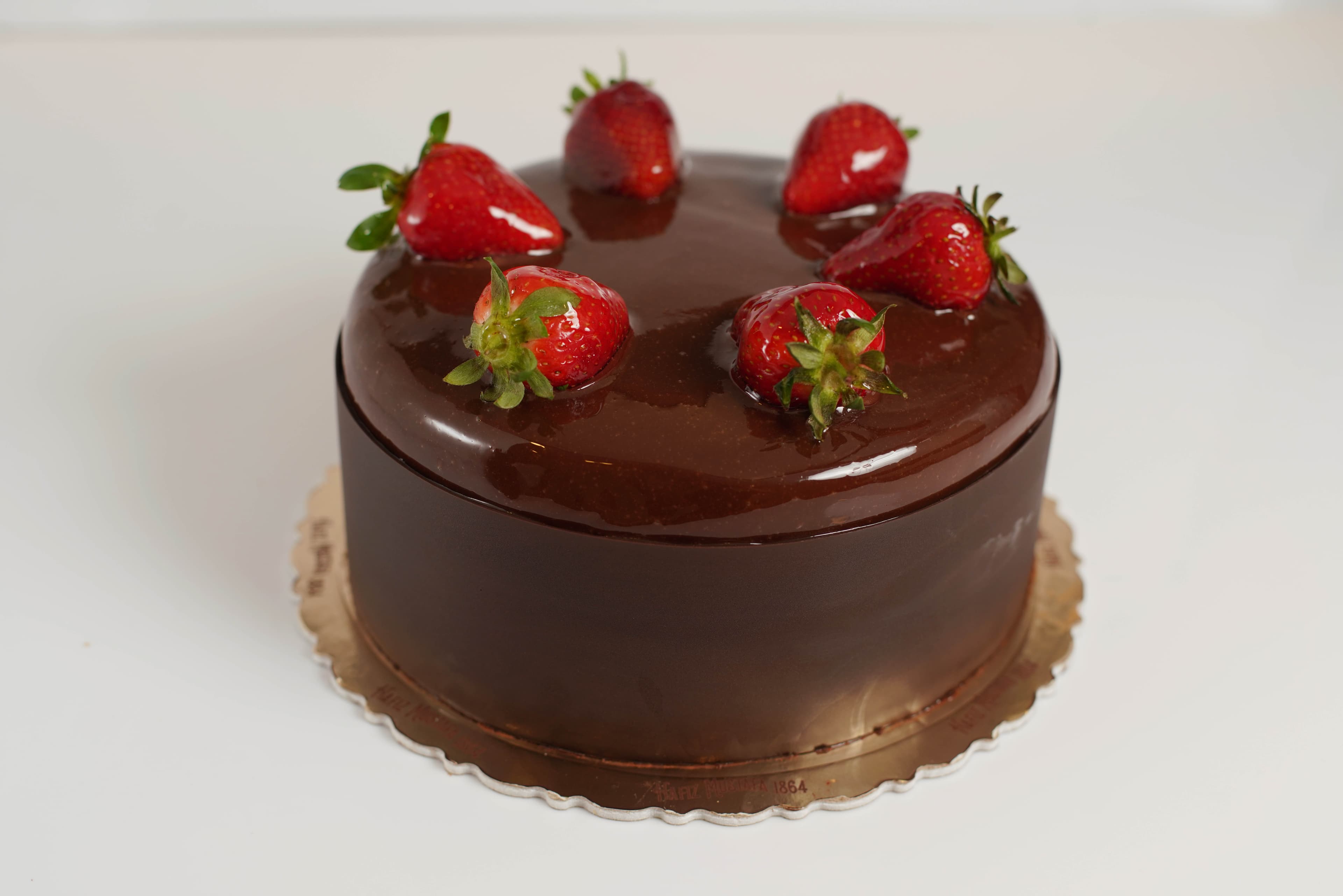 Chocolate Cake or Mixed Fruit Cake: Which Should You Choose for a Celebration